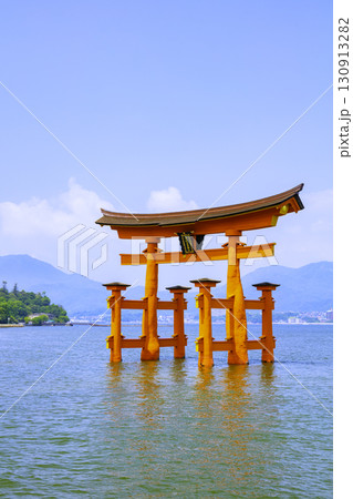 日本三景のひとつである嚴島神社の大鳥居(広島県廿日市市宮島町) 日本三景のひとつである嚴島神社の大鳥居(広島県廿日市市宮島町) 130913282