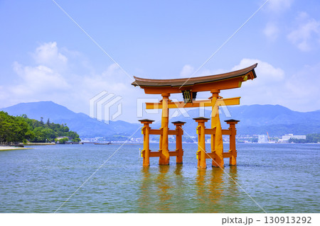 日本三景のひとつである嚴島神社の大鳥居（広島県廿日市市宮島町） 130913292