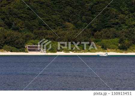 阿嘉島、座間味島、無人島の嘉比島、安慶名敷島が見える。沖縄県島尻郡慶良間諸島 クイーンざまみ3号に乗 130913451