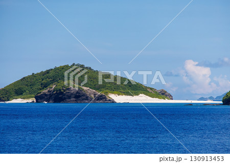 阿嘉島、座間味島、無人島の嘉比島、安慶名敷島が見える。沖縄県島尻郡慶良間諸島 クイーンざまみ3号に乗 130913453