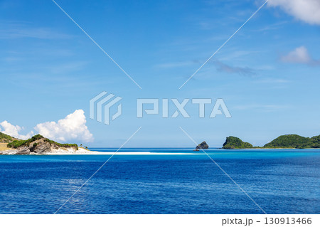 阿嘉島、座間味島、無人島の嘉比島、安慶名敷島が見える。沖縄県島尻郡慶良間諸島 クイーンざまみ3号に乗 130913466