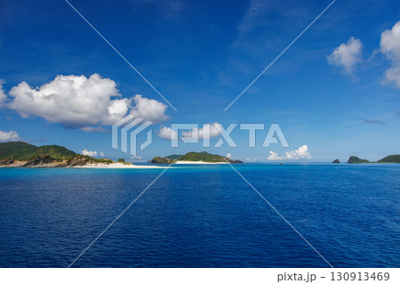 阿嘉島、座間味島、無人島の嘉比島、安慶名敷島が見える。沖縄県島尻郡慶良間諸島 クイーンざまみ3号に乗 130913469