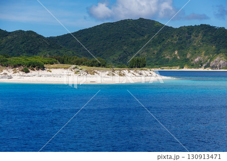 阿嘉島、座間味島、無人島の嘉比島、安慶名敷島が見える。沖縄県島尻郡慶良間諸島 クイーンざまみ3号に乗 130913471