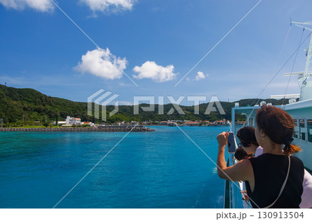 座間味港に到着した。ザトウクジラの像が出迎えてくれる。沖縄県島尻郡慶良間諸島 クイーンざまみ3号に乗 130913504