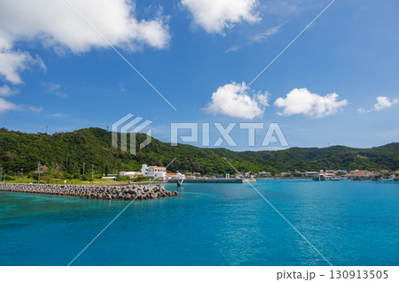 座間味港に到着した。ザトウクジラの像が出迎えてくれる。沖縄県島尻郡慶良間諸島 クイーンざまみ3号に乗 座間味港に到着した。ザトウクジラの像が出迎えてくれる。沖縄県島尻郡慶良間諸島 クイーンざまみ3号に乗 130913505