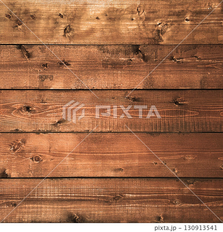 木目や節のある赤褐色の板壁の正方形の背景画像 130913541