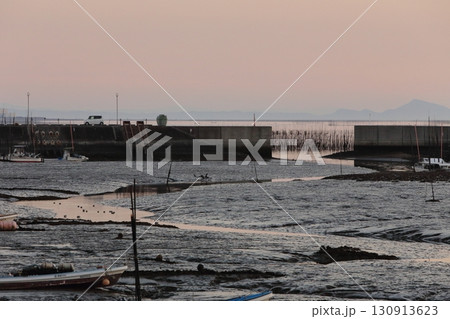 荒尾市　有明海　海岸　元旦の夕暮れ、 130913623