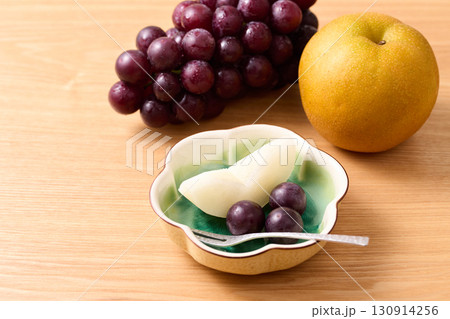 カットして盛り付けた巨峰と豊水 130914256