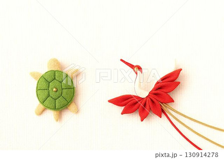 つまみ細工と水引で彩る華やかなお正月飾りのイメージ素材 130914278