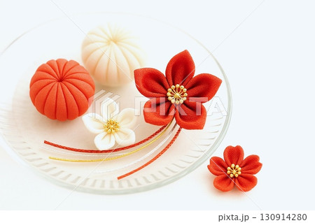 つまみ細工と水引で彩る華やかなお正月飾りのイメージ素材 つまみ細工と水引で彩る華やかなお正月飾りのイメージ素材 130914280