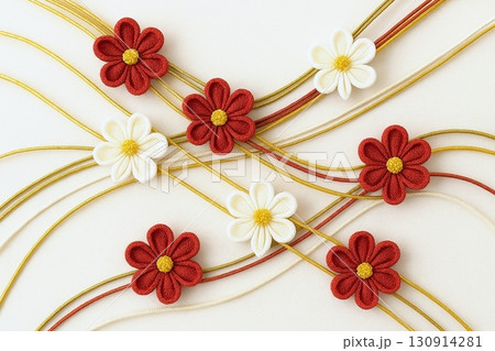 つまみ細工と水引で彩る華やかなお正月飾りのイメージ素材 つまみ細工と水引で彩る華やかなお正月飾りのイメージ素材 130914281