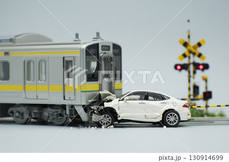 踏切での列車と自動車の衝突事故を再現した模型（交通事故 教材 安全） 130914699