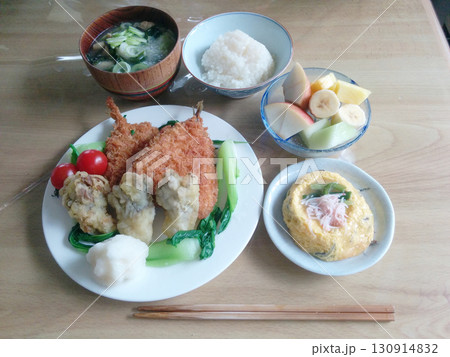 Fried fish 町の洋食屋さんで食べる定番メニュー,アジフライ定食の一例(小鉢・デザート付き) Fried fish 町の洋食屋さんで食べる定番メニュー,アジフライ定食の一例(小鉢・デザート付き) 130914832
