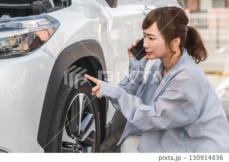 車をぶつけてスマホで電話する女性ドライバー(ロードサービス) 車をぶつけてスマホで電話する女性ドライバー(ロードサービス) 130914836