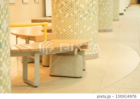 名城公園駅　コンコースのベンチ 130914976