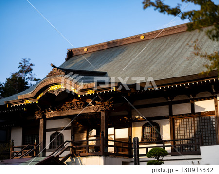 日本の寺の本堂 日本の寺の本堂 130915332