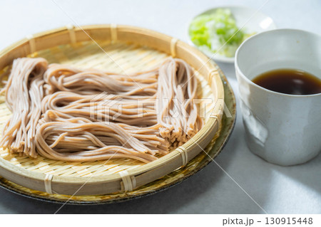 【食べ物素材】ざるに盛りつけられた戸隠そば【長野県】 【食べ物素材】ざるに盛りつけられた戸隠そば【長野県】 130915448