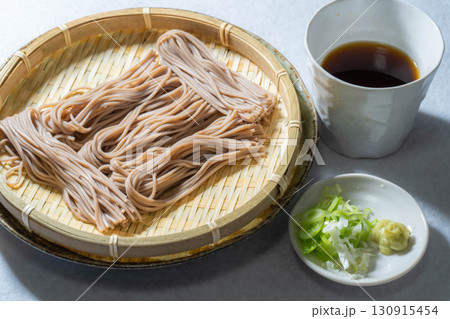 【食べ物素材】ざるに盛りつけられた戸隠そば【長野県】 【食べ物素材】ざるに盛りつけられた戸隠そば【長野県】 130915454