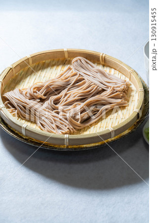 【食べ物素材】ざるに盛りつけられた戸隠そば【長野県】 【食べ物素材】ざるに盛りつけられた戸隠そば【長野県】 130915455