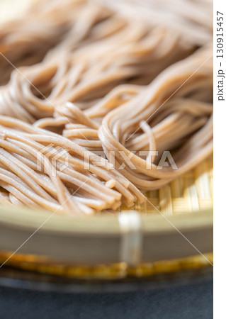 【食べ物素材】ざるに盛りつけられた戸隠そば【長野県】 130915457