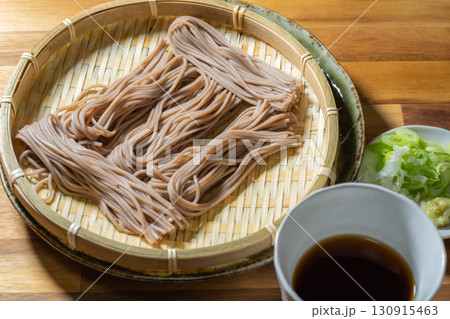 【食べ物素材】ざるに盛りつけられた戸隠そば【長野県】 130915463