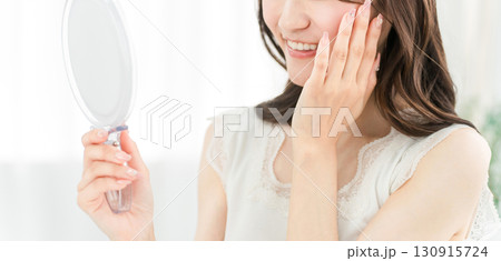 鏡を見てスキンケアをするアジア人女性(美容,ビューティー,化粧品,肌,アンチエイジング) 鏡を見てスキンケアをするアジア人女性(美容,ビューティー,化粧品,肌,アンチエイジング) 130915724
