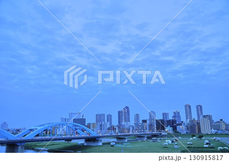 多摩川と武蔵小杉のタワーマンション　夜景 130915817