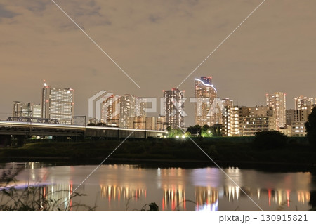 多摩川と武蔵小杉のタワーマンション 夜景 多摩川と武蔵小杉のタワーマンション 夜景 130915821