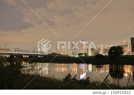 多摩川と武蔵小杉のタワーマンション 夜景 多摩川と武蔵小杉のタワーマンション 夜景 130915822