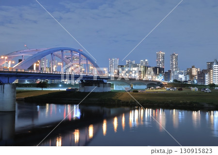 多摩川と武蔵小杉のタワーマンション　夜景 130915823