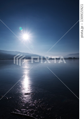 厳冬の諏訪湖 岡谷湖畔公園 みなとなぎさパークから結氷した諏訪湖を望む 厳冬の諏訪湖 岡谷湖畔公園 みなとなぎさパークから結氷した諏訪湖を望む 130915921