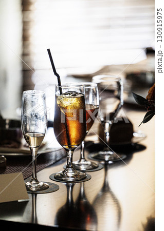 高級な雰囲気のテーブルコーディネートカラトリー洋風食器のイメージ画像 高級な雰囲気のテーブルコーディネートカラトリー洋風食器のイメージ画像 130915975