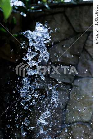 水しぶきが空中浮遊する瞬間のスローモーション画像 130916011