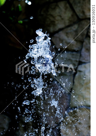 水しぶきが空中浮遊する瞬間のスローモーション画像 130916031