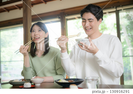 和室の食卓や旅行先で食事をする夫婦やカップル いただきます 和室の食卓や旅行先で食事をする夫婦やカップル いただきます 130916291