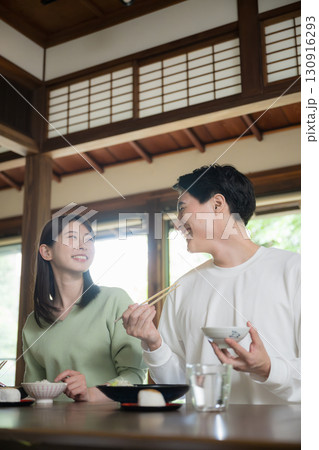 和室の食卓や旅行先で食事をする夫婦やカップル　いただきます 130916293