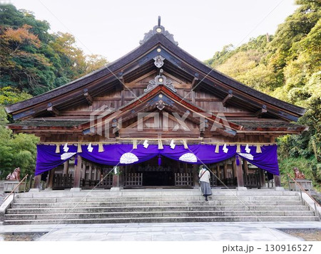 紅葉に包まれた、美保神社 130916527