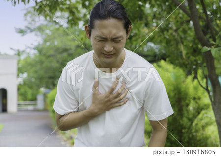 ランニング中胸を押さえる若い男性　心臓発作　心筋梗塞 130916805