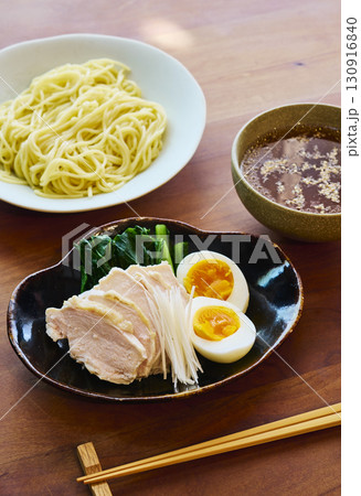 蒸し鶏と味玉のつけ麺 130916840