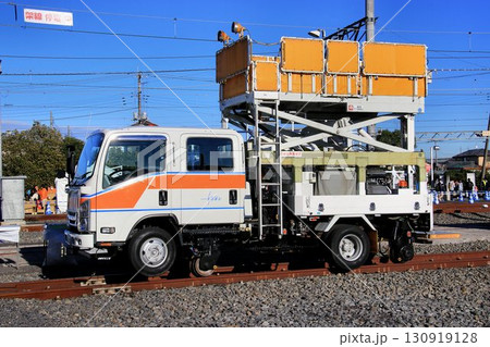 架線作業を担う… 高所作業台を架装した『軌陸車』 130919128