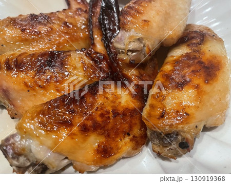 焼き色が食欲をそそる手作りの鶏手羽先のオーブン焼き3 焼き色が食欲をそそる手作りの鶏手羽先のオーブン焼き3 130919368