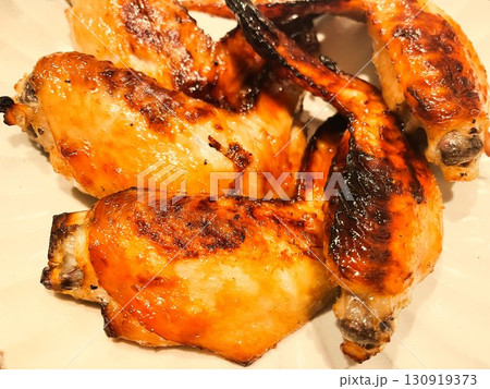 焼き色が食欲をそそる手作りの鶏手羽先のオーブン焼き8 130919373