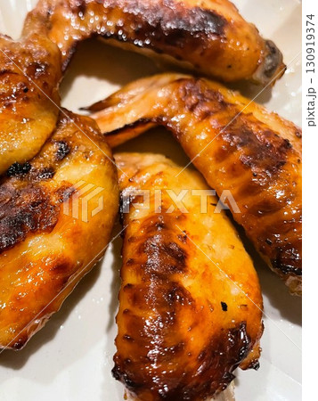 焼き色が食欲をそそる手作りの鶏手羽先のオーブン焼き9 130919374