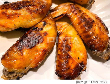 焼き色が食欲をそそる手作りの鶏手羽先のオーブン焼き10 130919375