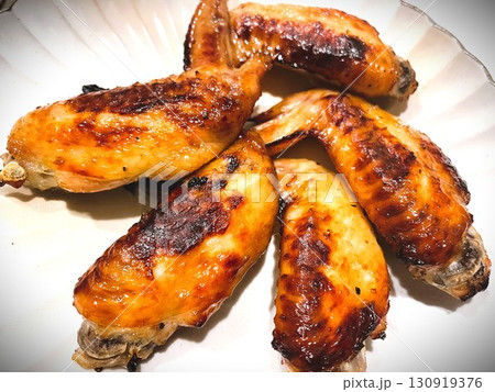 焼き色が食欲をそそる手作りの鶏手羽先のオーブン焼き11 130919376