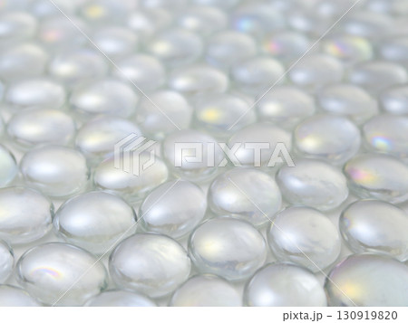 沢山の透明ガラス玉の背景素材 130919820