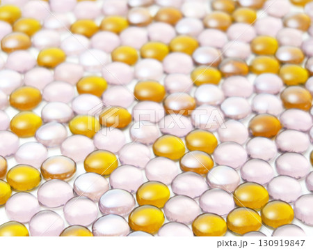 沢山の透明ガラス玉2色の背景素材 130919847