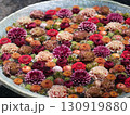 赤や紫のカラフルな花手水 130919880