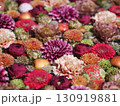 赤や紫のカラフルな花手水 130919881
