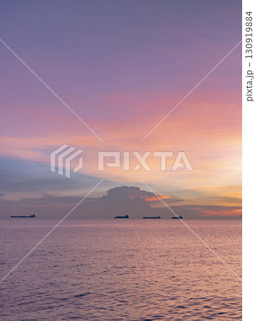 美しい海と夕焼け 130919884